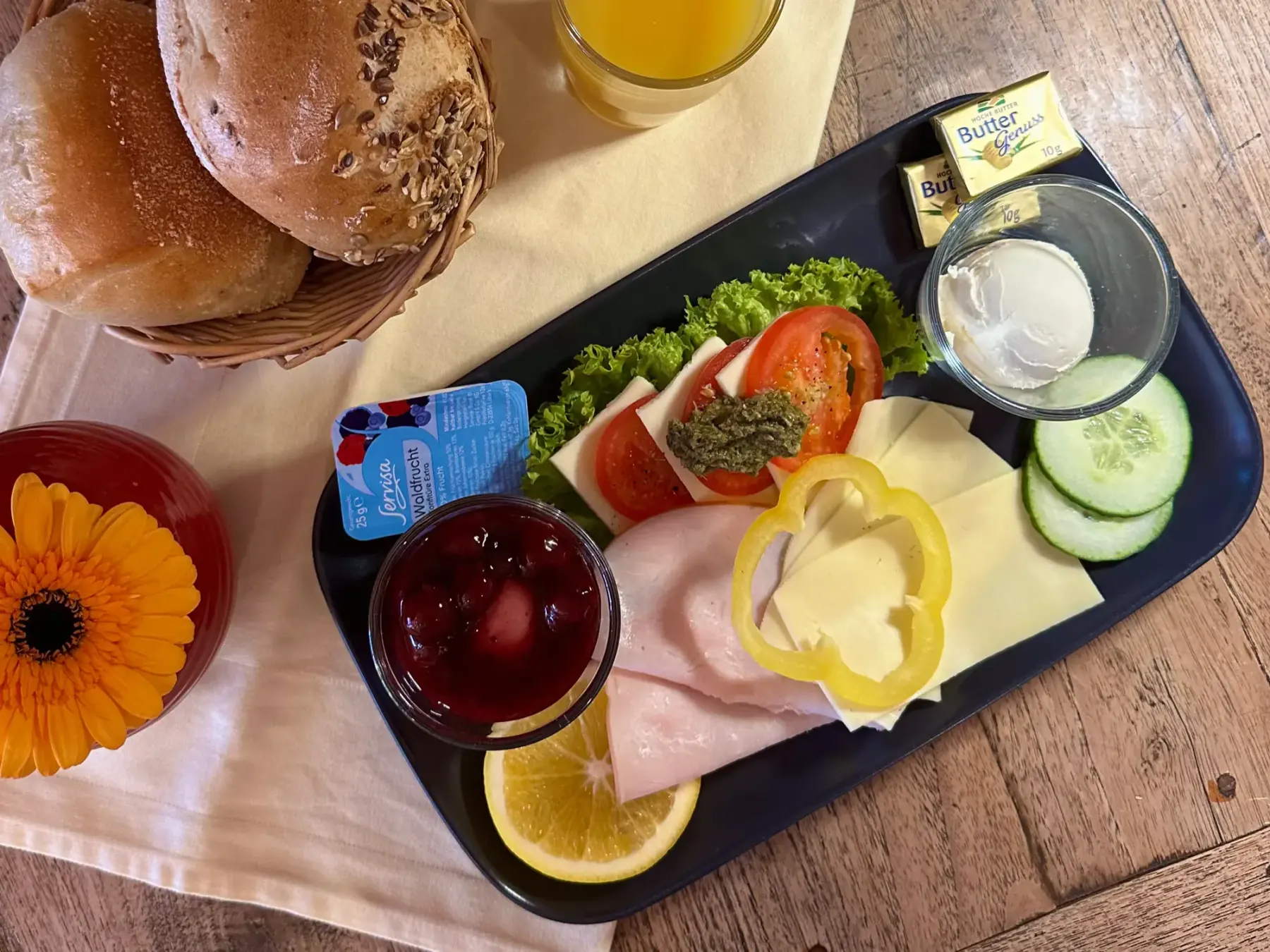 Frühstücksbrett mit Brötchen, Aufschnitt, Käse und Marmelade in der Bäckerei Storch an der Bahnhofstraße