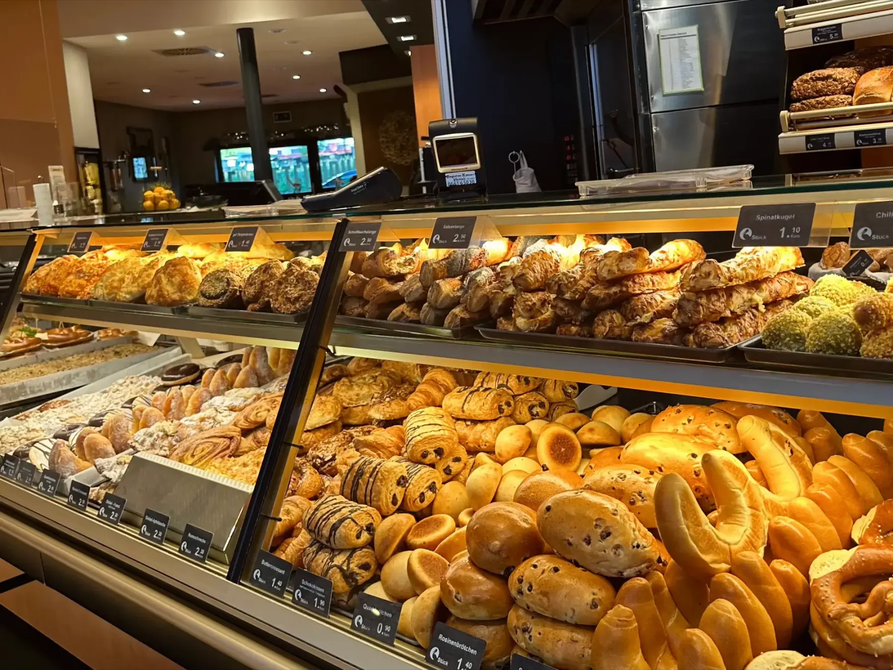 Verkaufstheke mit Brot und Gebäck in der Bäckerei Storch an der Bahnhofstraße in Fulda