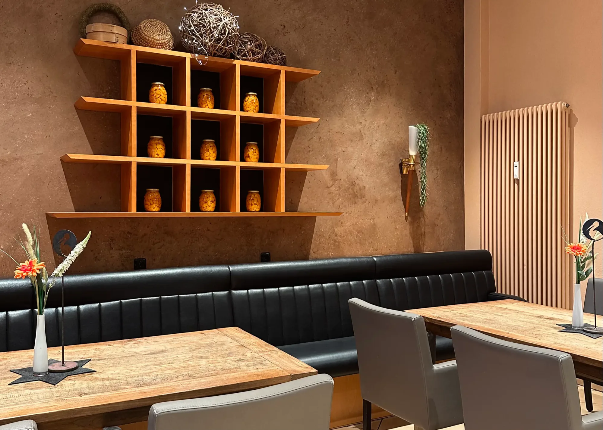 Sitzbereich mit Holzregal im Café der Bäckerei Storch an der Bahnhofstraße