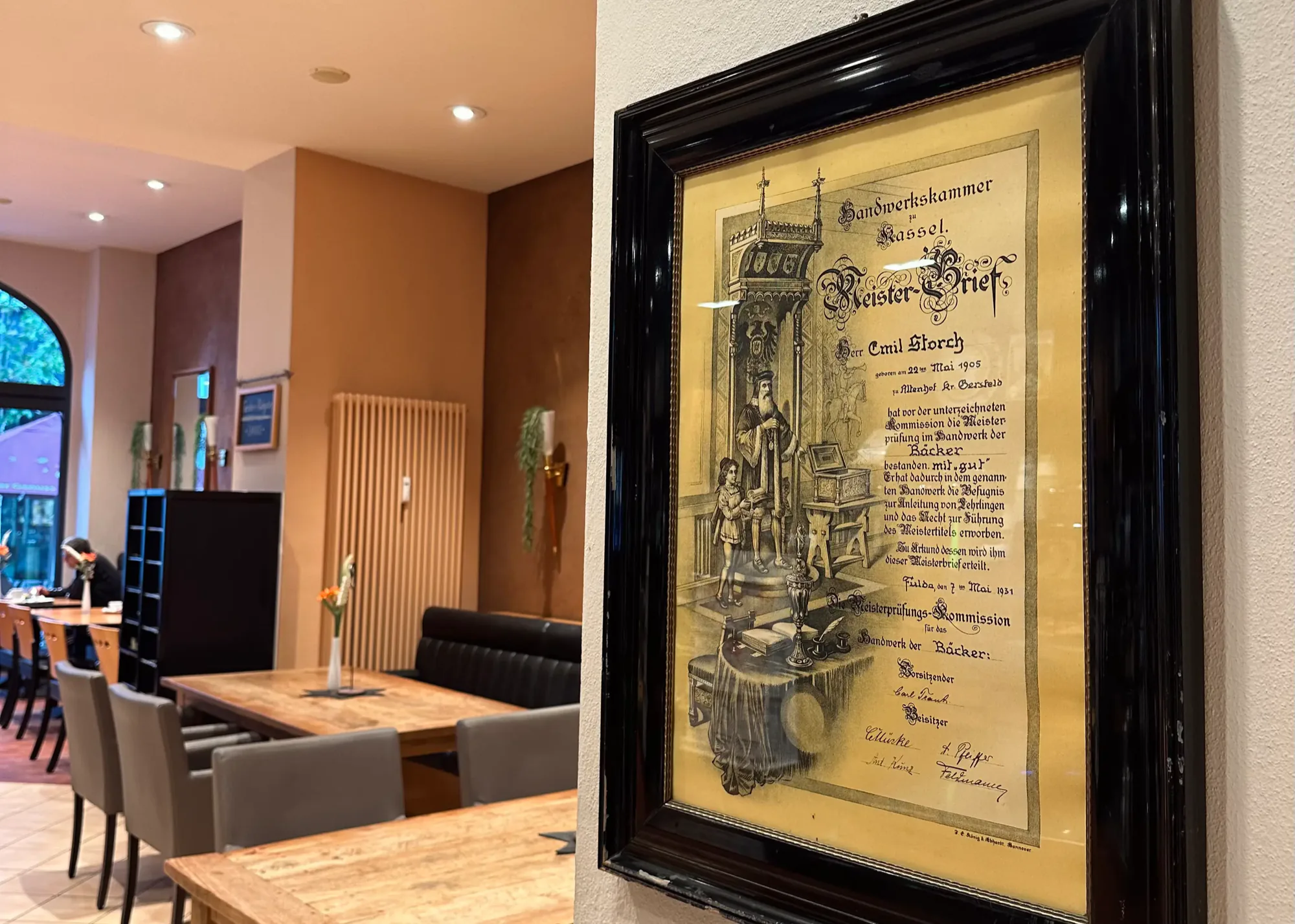 Historischer Meisterbrief im Gastraum der Bäckerei Storch an der Bahnhofstraße