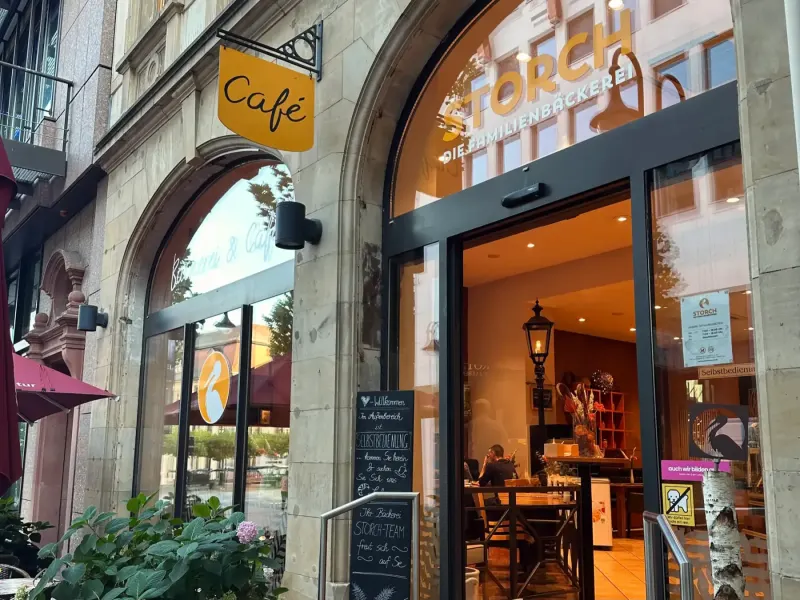 Eingang der Bäckerei Storch an der Bahnhofstraße in Fulda mit gelbem Café-Schild