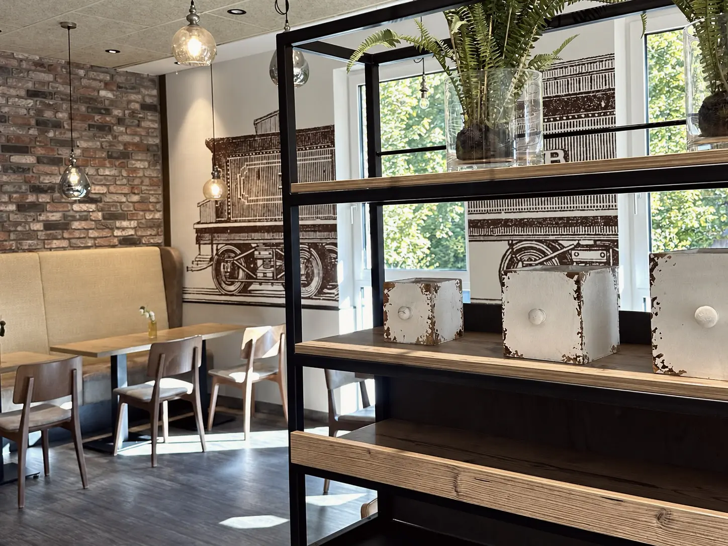 Heller Cafébereich der Bäckerei Storch im DBZ Fulda