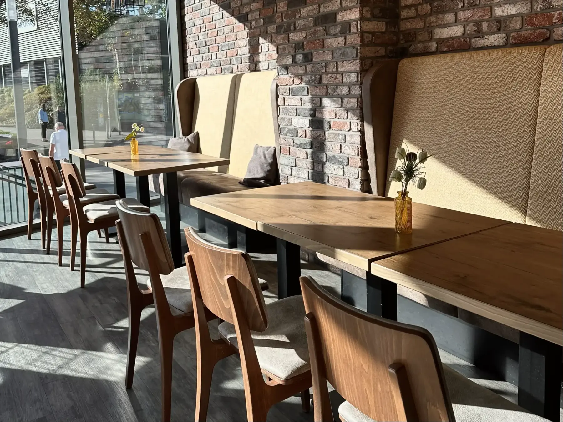 Café-Sitzplätze an der Backsteinwand in der Bäckerei Storch im DBZ Fulda