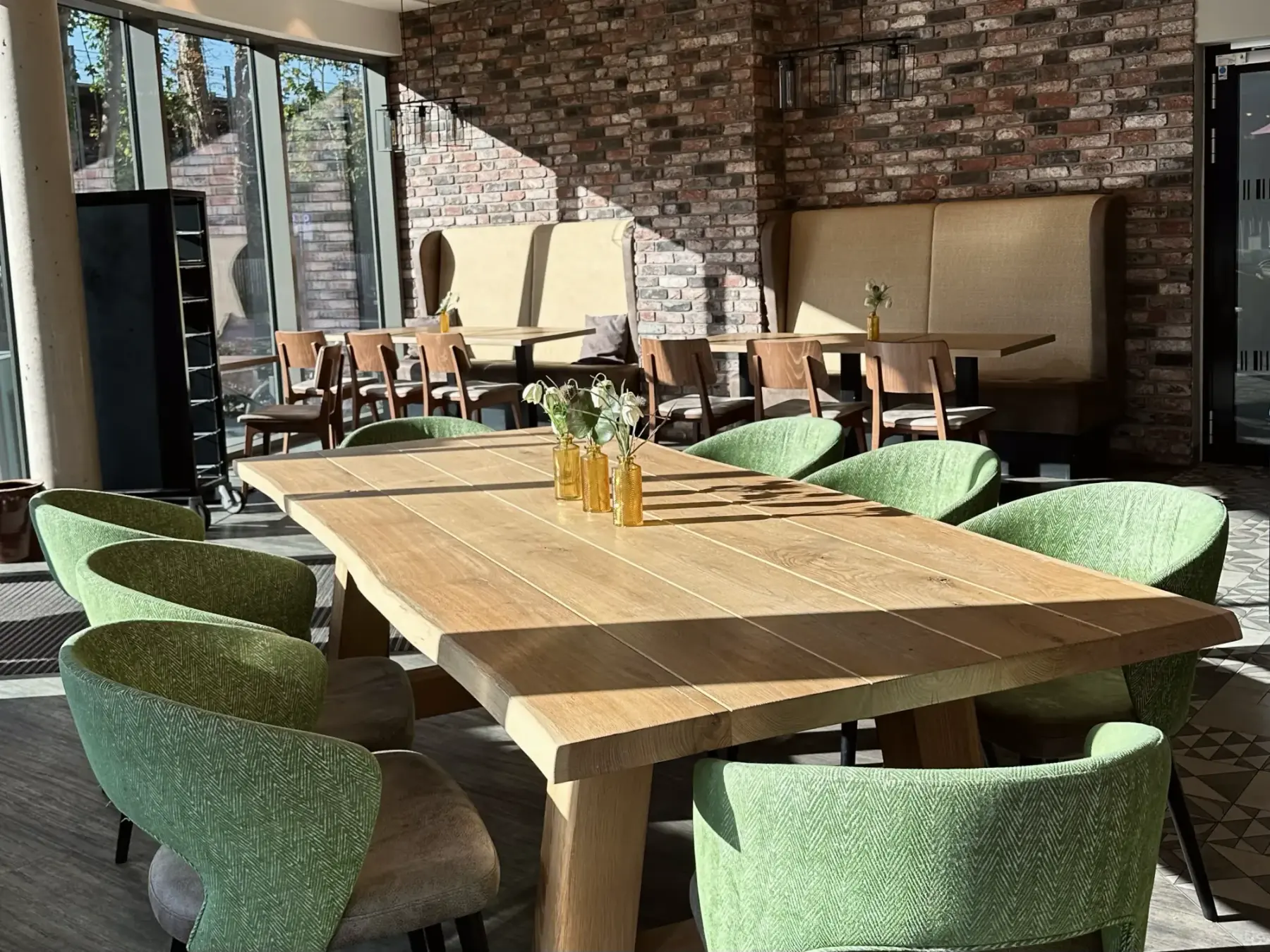 Großer Holztisch im Café der Bäckerei Storch im DBZ Fulda