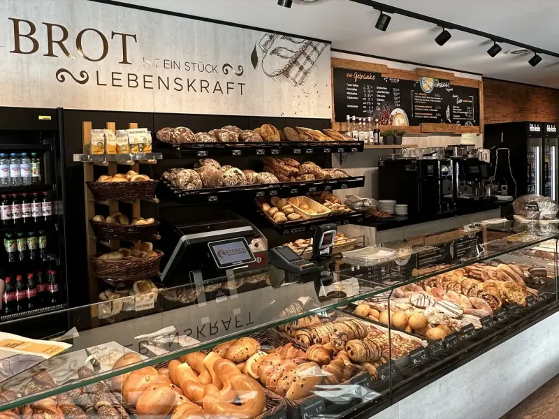 Verkaufstheke mit Brot und Gebäck in der Bäckerei Storch im DBZ Fulda