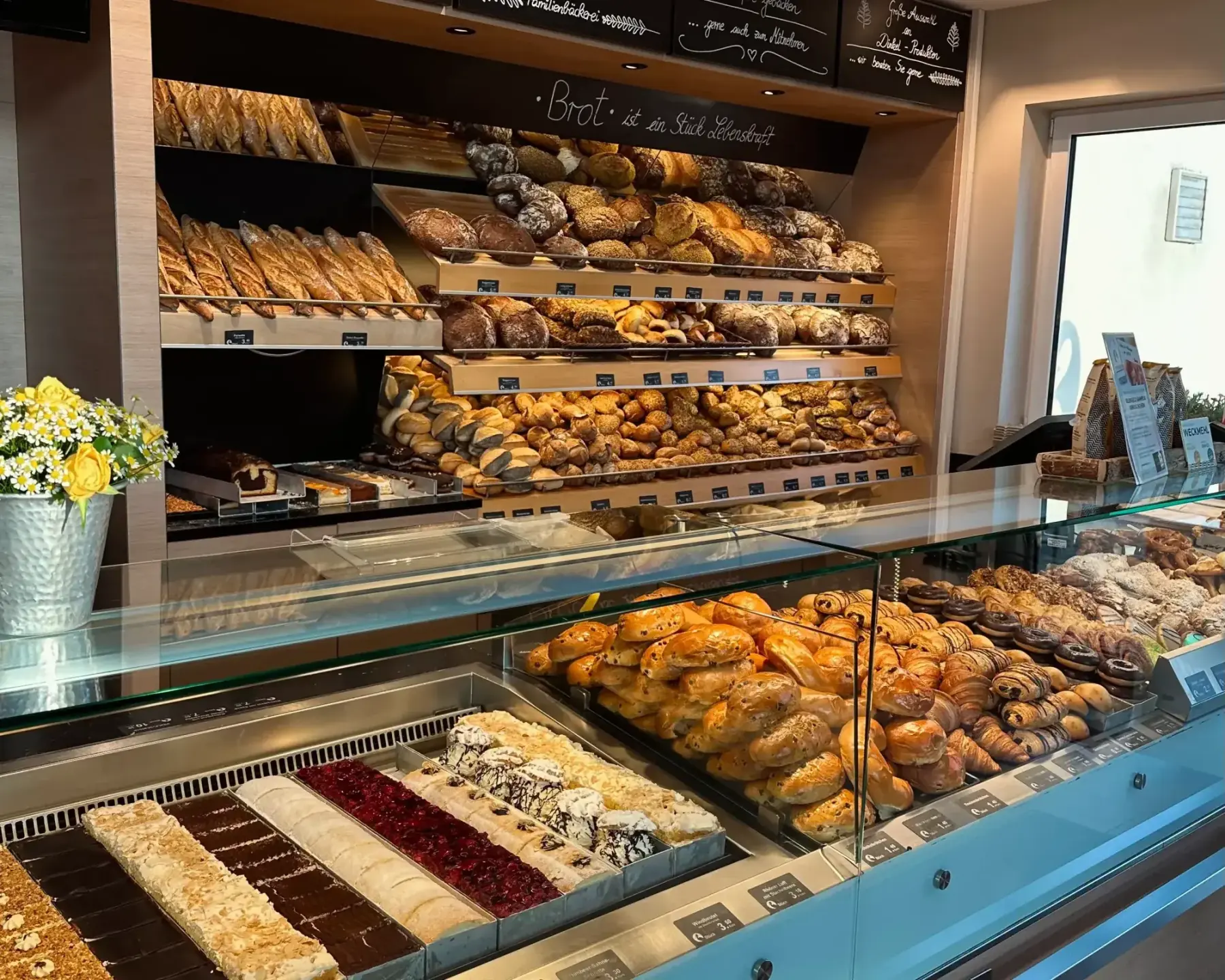 Verkaufstheke mit Brotregal und Kuchenauslage in der Bäckerei Storch am Dicken Turm in Künzell