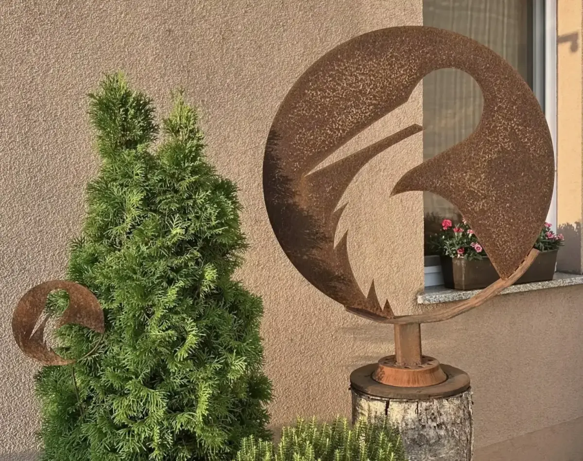 Storchenfigur aus Metall neben dem Eingang der Bäckerei Storch am Dicken Turm