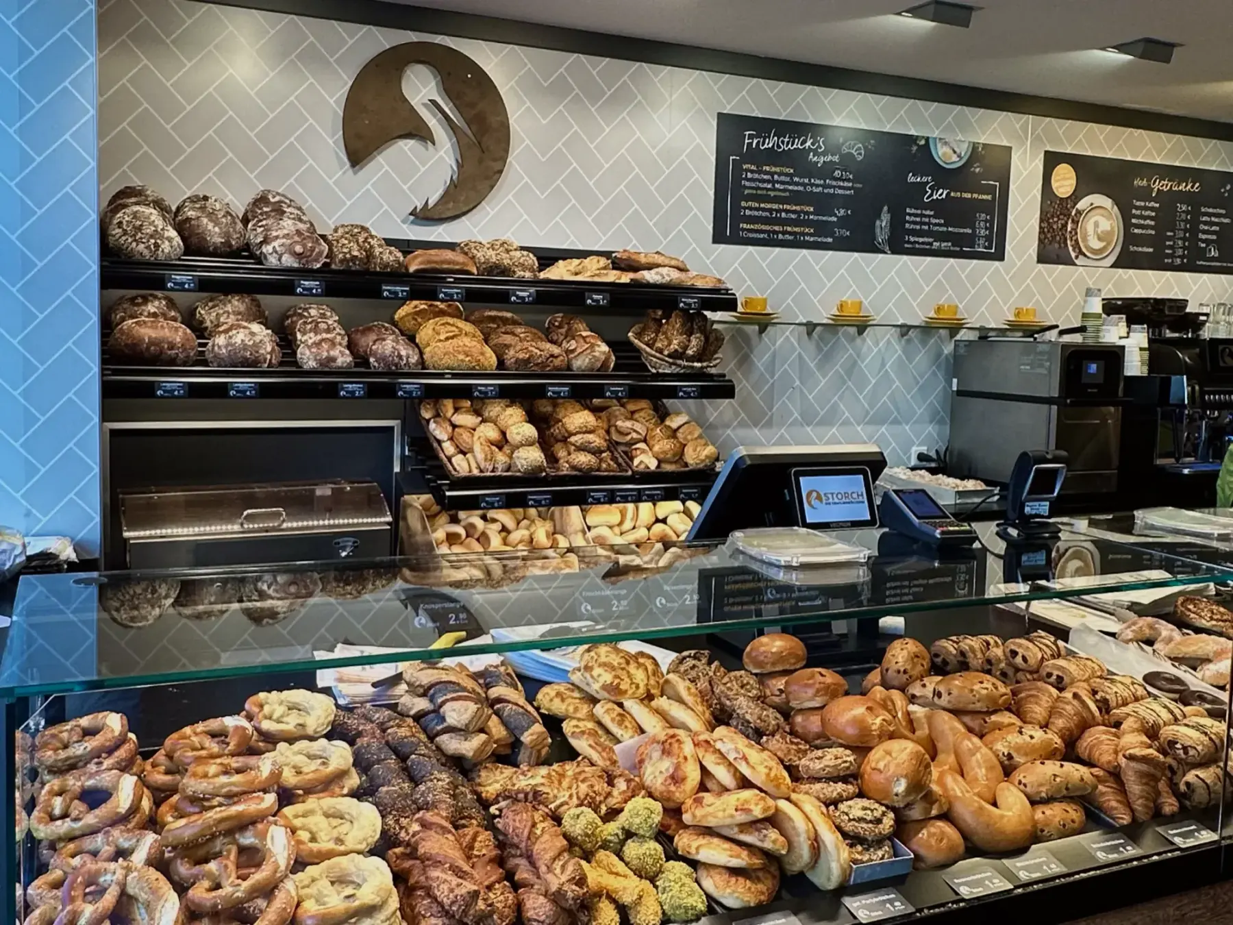 Verkaufstheke mit Brot und Gebäck in der Bäckerei Storch an der Friedrichstraße in Fulda