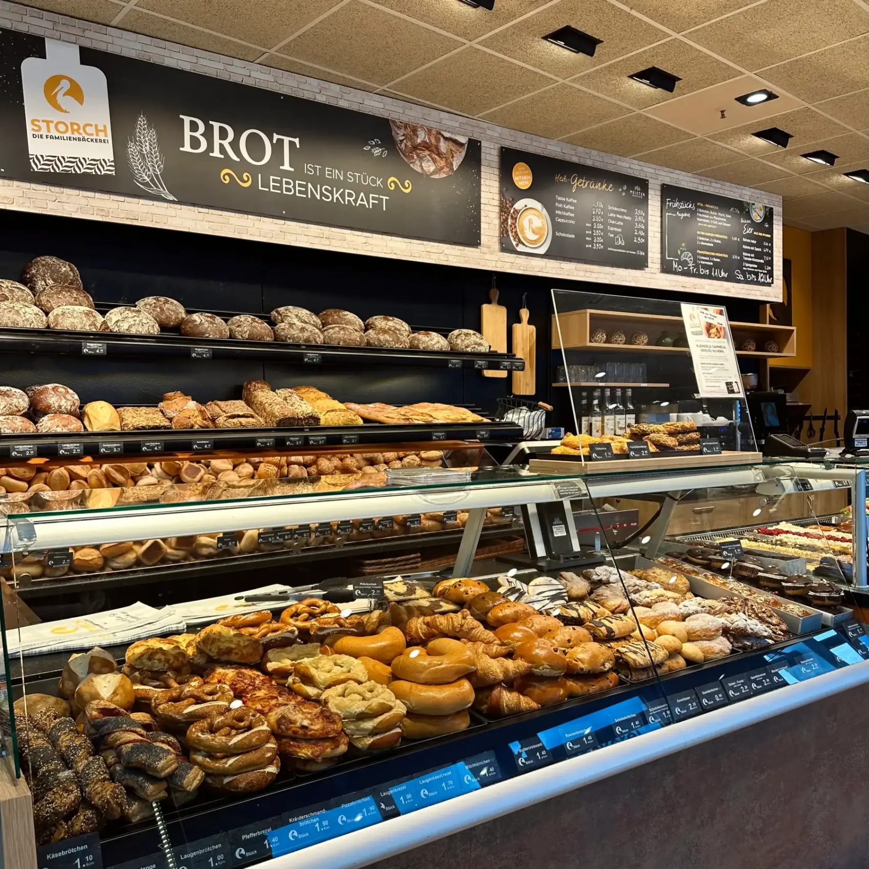 Verkaufstheke mit Brotregalen, Brötchen und Gebäck bei Storch im OBI Fulda