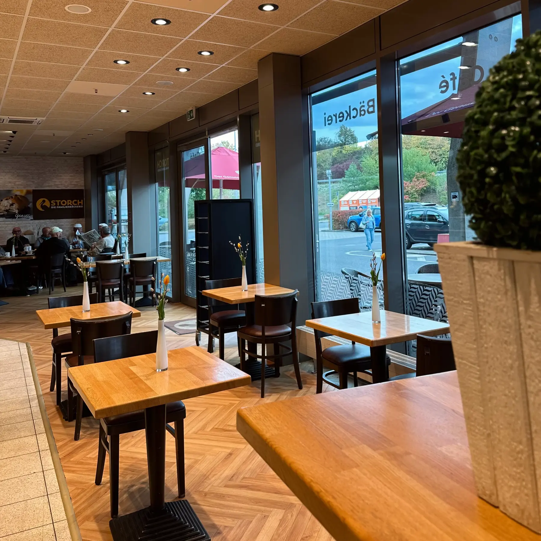 Sitzplätze am Fenster im Café der Bäckerei Storch im OBI Fulda