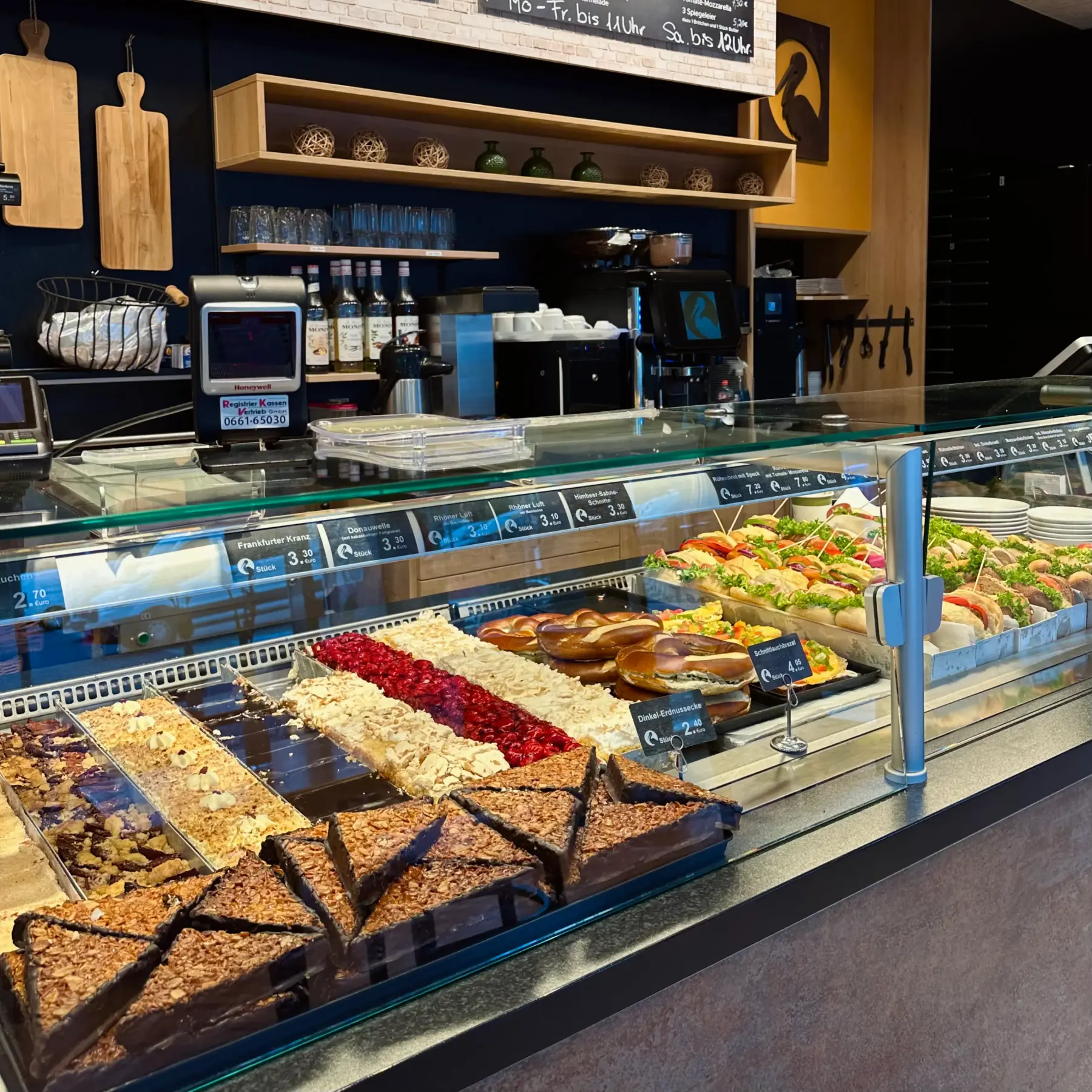 Kuchenauslage und belegte Brötchen an der Theke bei Storch im OBI Fulda