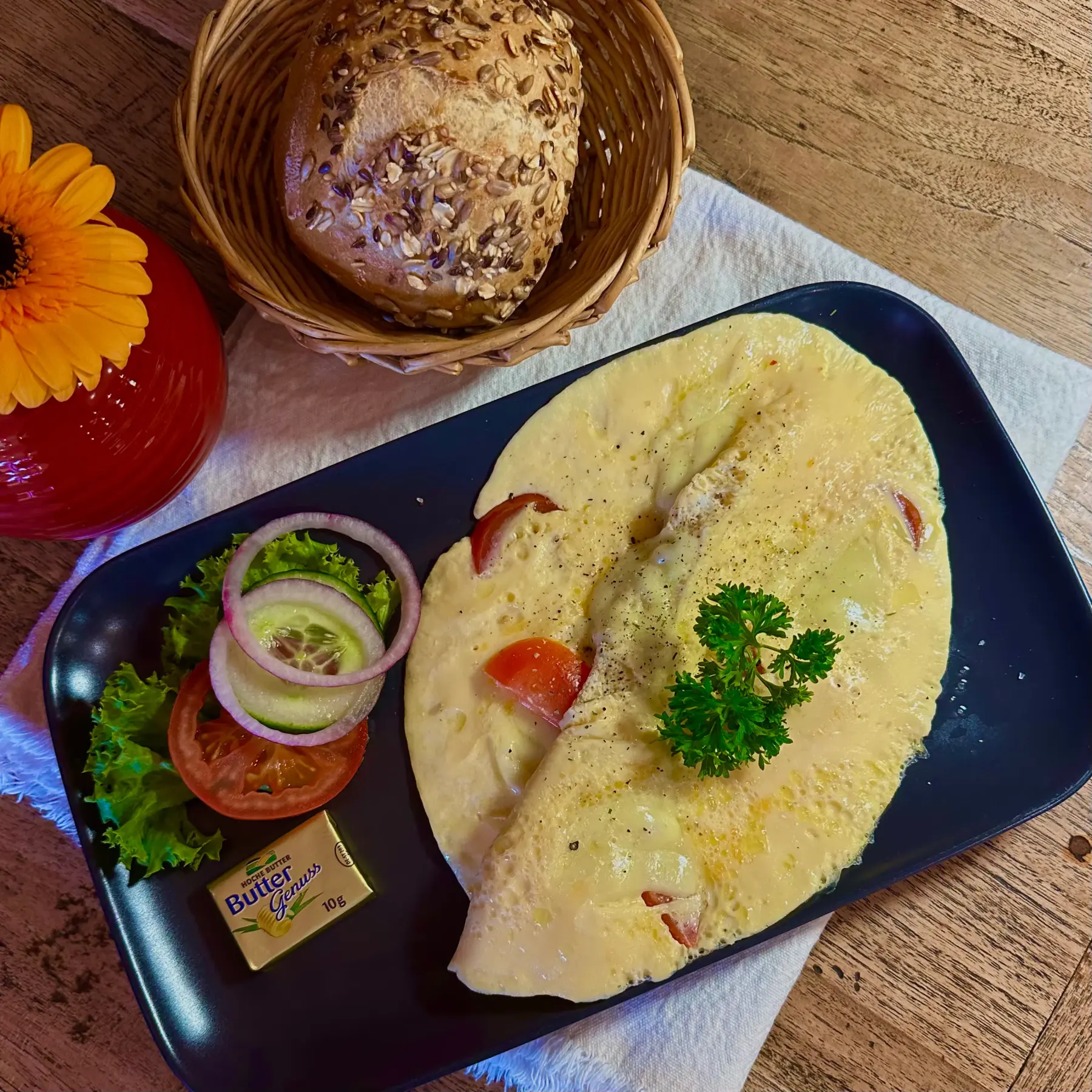 Frühstücksteller mit Omelett, Brötchen und Salat bei Storch im OBI Fulda