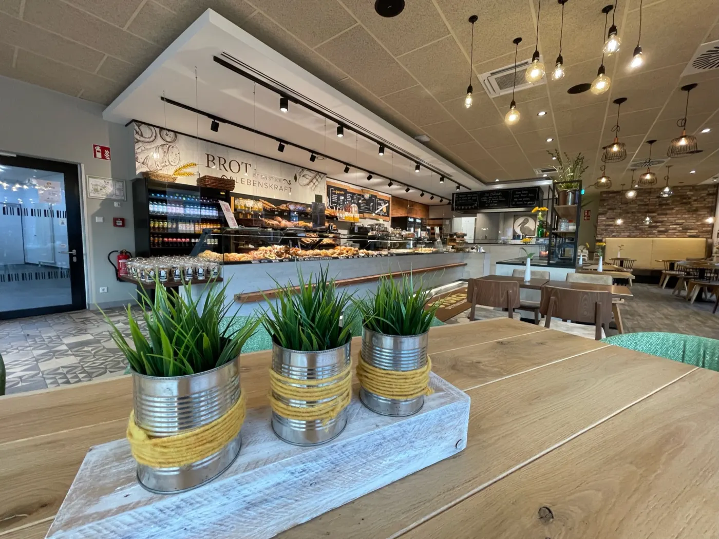 Cafébereich der Bäckerei Storch mit Verkaufstheke voller Backwaren und Sitzplätzen
