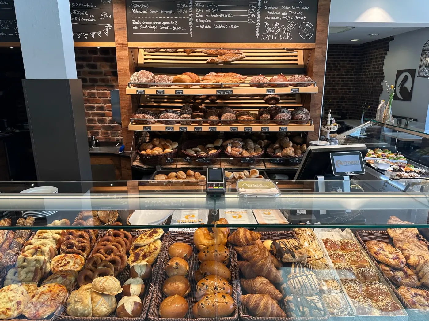 Verkaufstheke der Bäckerei Storch mit Brot, Brötchen und süßem Gebäck