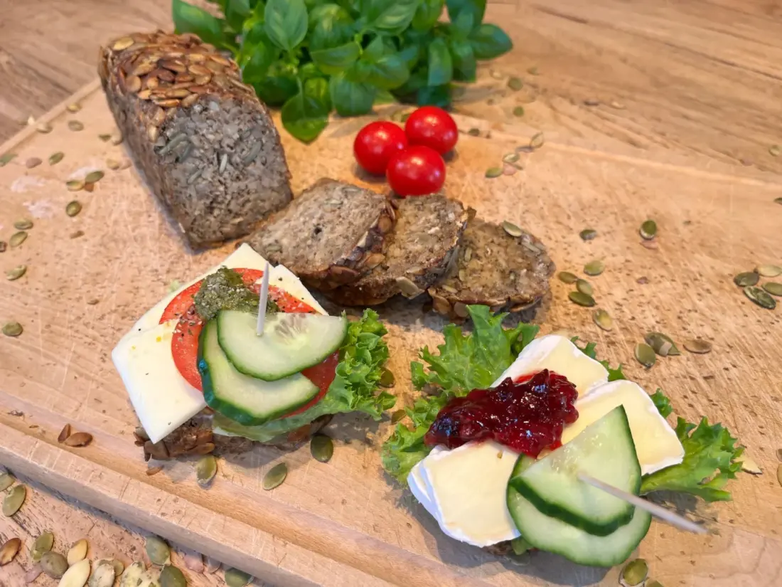 Körnerbrot mit herzhaft und süß belegten Brotscheiben