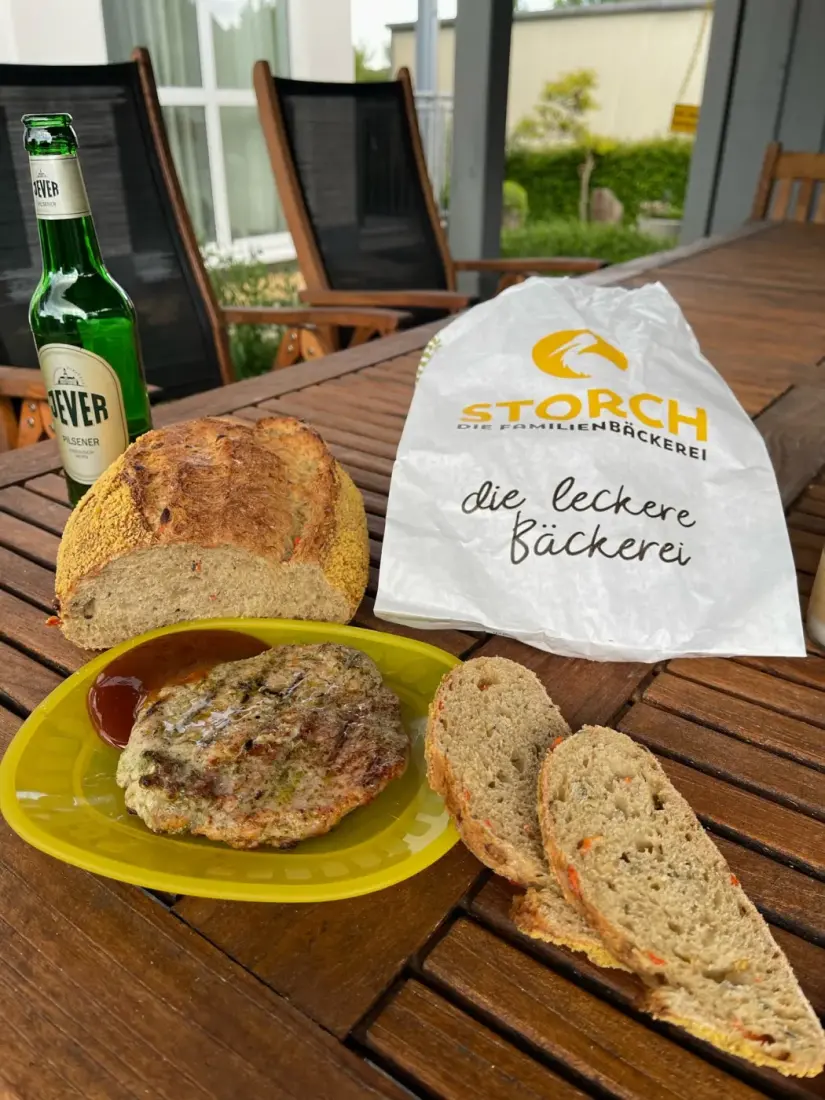 Aufgeschnittenes Gemüsebrot mit vegetarischem Burger und Bier