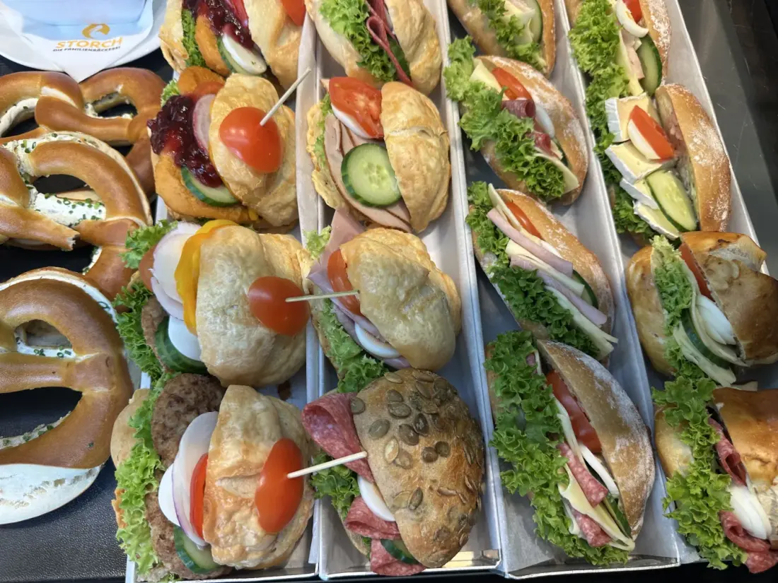 Auswahl frisch belegter Brötchen und Brezeln der Bäckerei Storch
