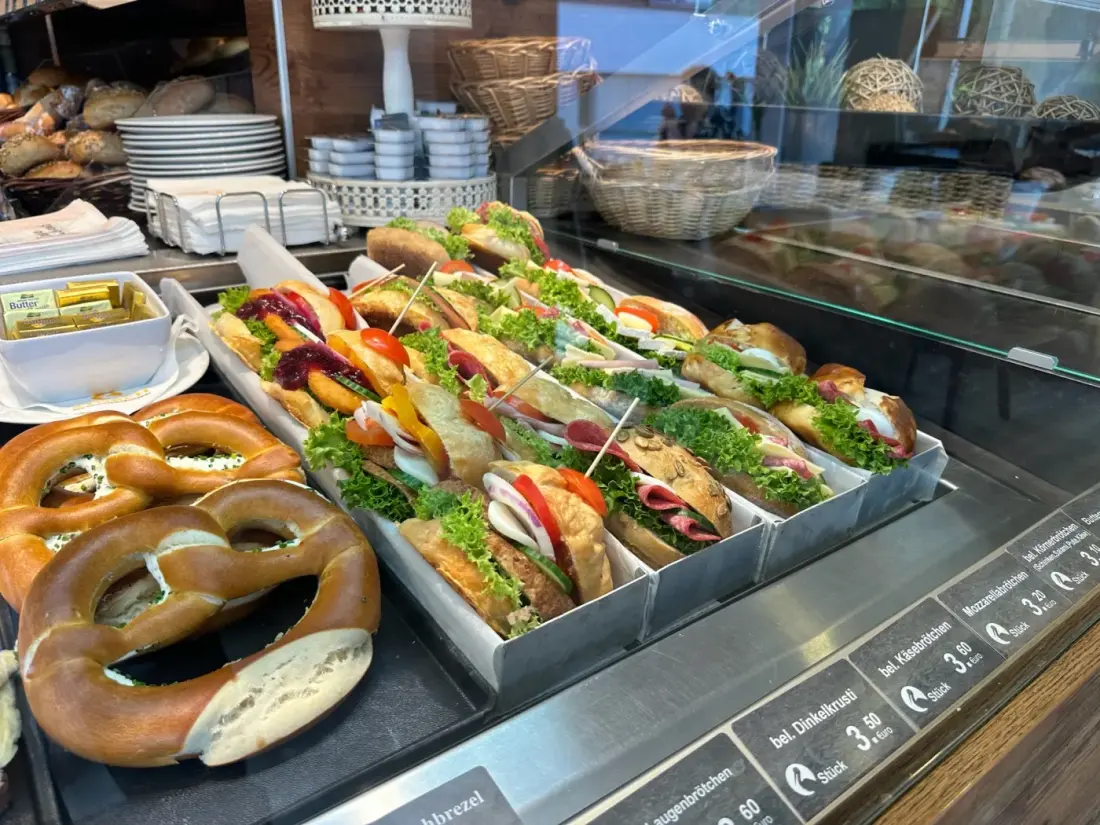 Belegte Brötchen und Brezeln in der Verkaufstheke der Bäckerei Storch
