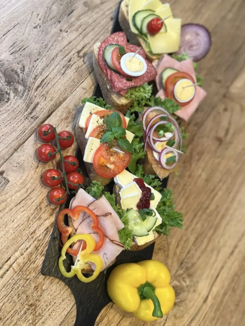 Vielfältig belegte Brote mit Käse, Wurst, Ei und frischem Gemüse