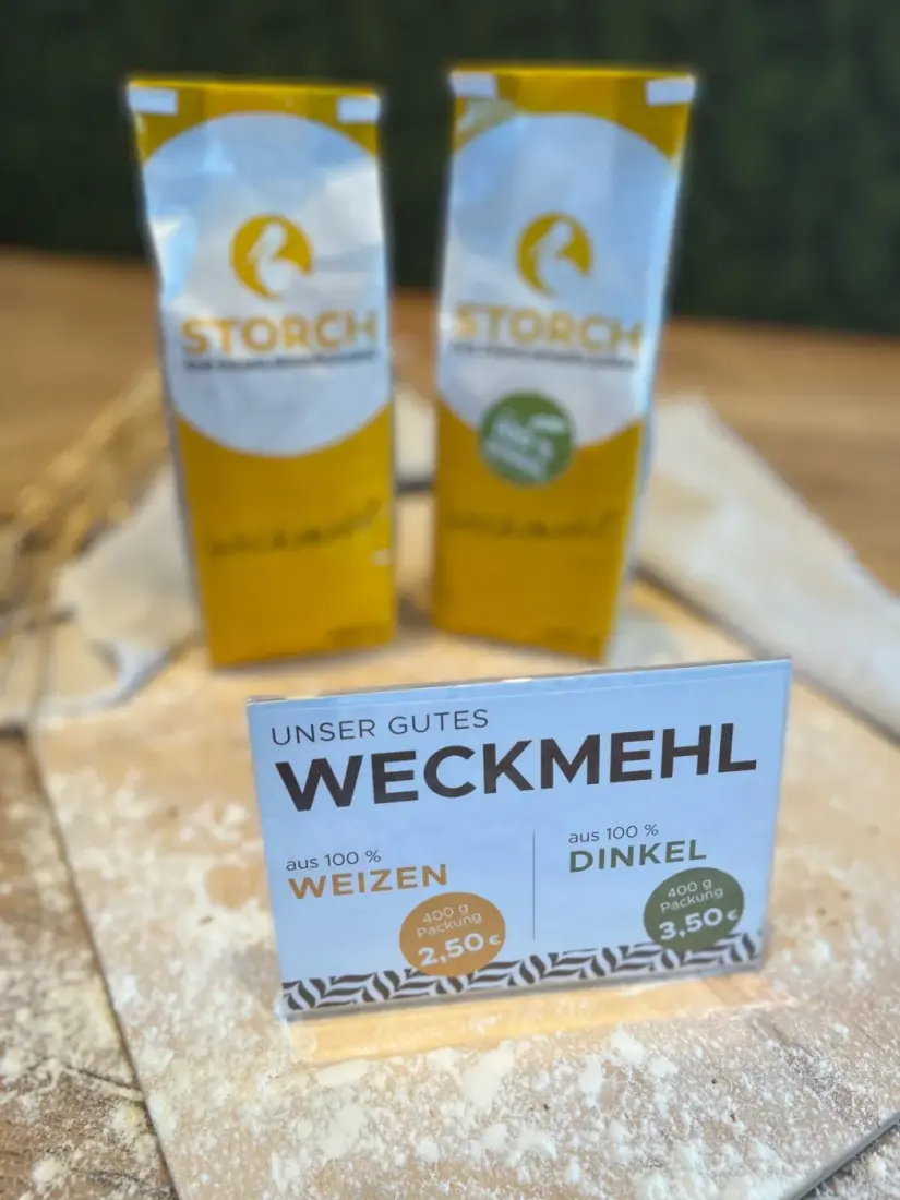 Weizen- und Dinkel-Weckmehl der Bäckerei Storch auf einer bemehlten Arbeitsfläche