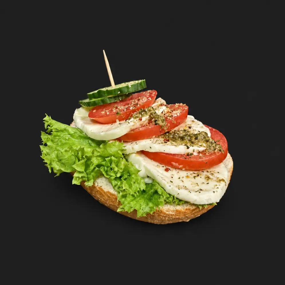 Belegtes Brötchen mit Tomate & Mozzarella