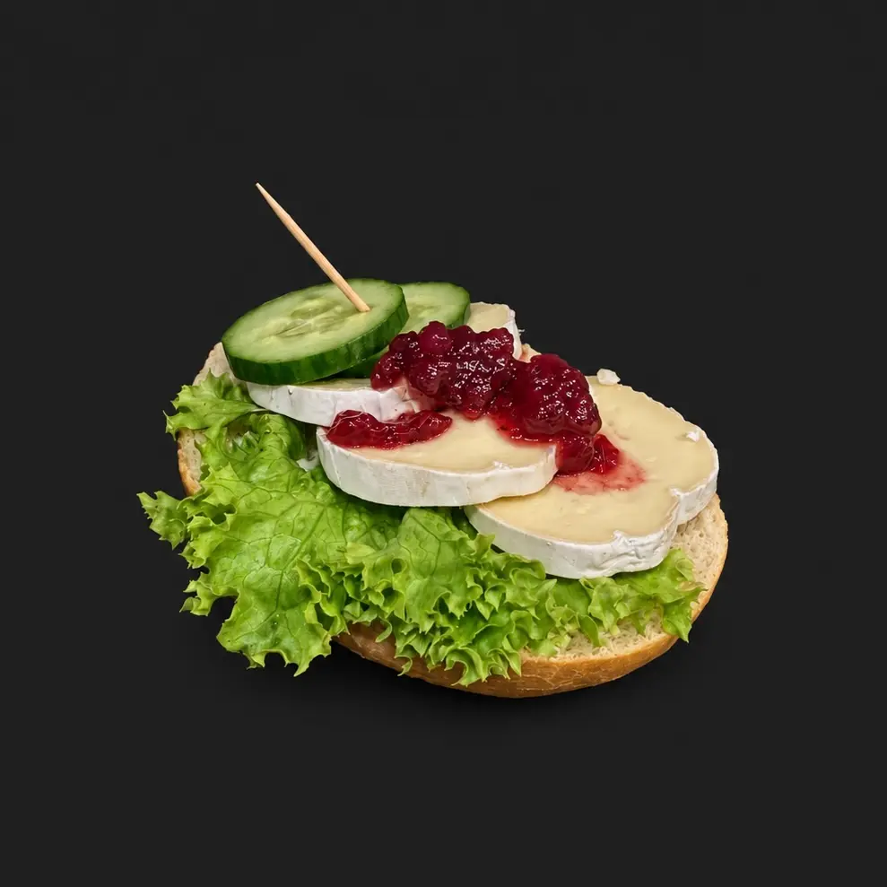 Belegtes Brötchen mit Camembert