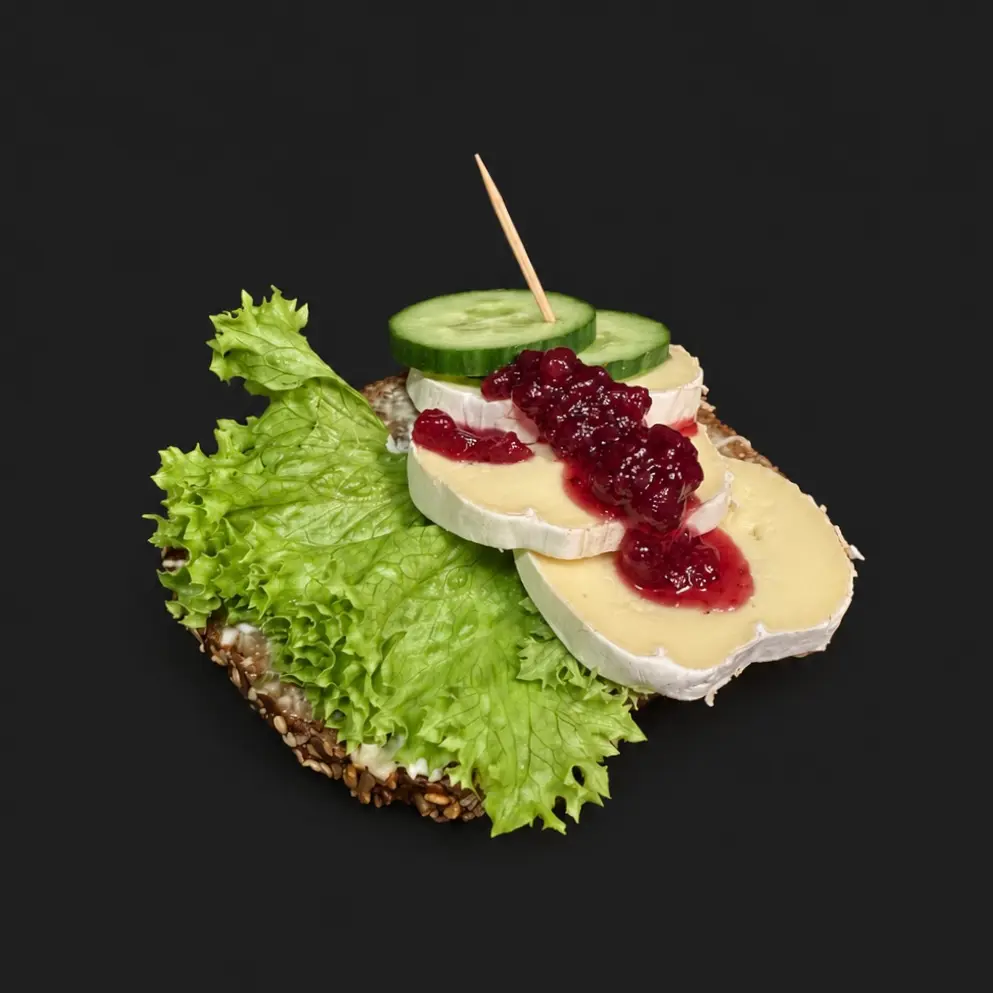 Belegtes Brot mit Camembert